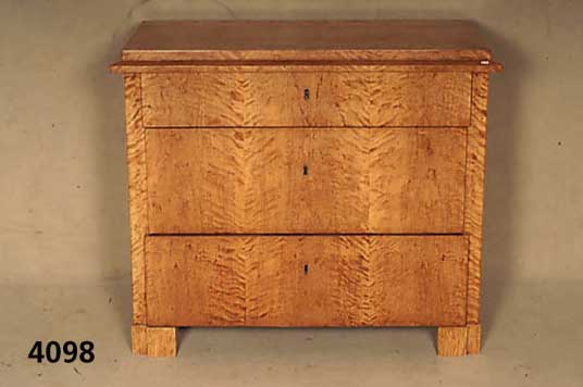 Kommode, mitteldeutsch, um 1850/60, Korpus Weichholz, Birkefurnier gespiegelt, drei Schubladen, aufgetreppter Kopf, eingelassene SchlÖsser, ...