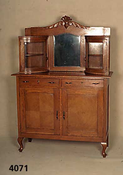 Aufsatzschrank, Holland, um 1910, Eiche mas- siv, im Oberteil halbrunde Glasvitrinen, Mitte mit facettiertem Spiegel, Gebrauchsspuren, schÖnes ...