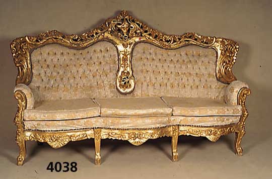 Sofa, Italien, 60er/70er Jahre, Buche massiv , geschnitzt und gestuckt, goldfarben, Seiten und RÜcken geschwungen, mit reicher asymetri- scher ...