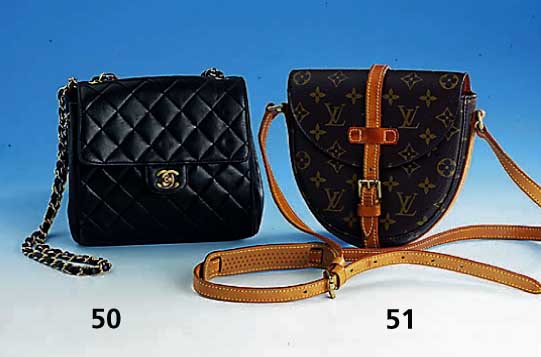 CHANEL-UmhÄngetsche, schwarzes Leder, Karostep, innen bordeauxfarb. Leder, verg.- CC-Applikationen, Ledertrageriemen mit Gold- kette, ...