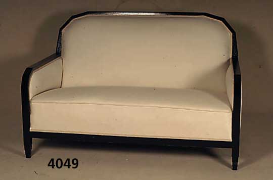 ArtDeco-Couch, Frankreich, um 1920, Holz schwarz gefaßt, allseitig umlaufender Rahmen, facettierte Lehnenrahmung, FÜße mehrfach ge- stuft, in ...