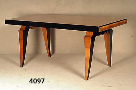 ArtDeco-Konferenztisch, Frankreich, um 1935, Kirschbaumfurnier gespiegelt, z.T. schwarz abgesetzt, Platte mit geometrischer Rastermar- keterie, ...