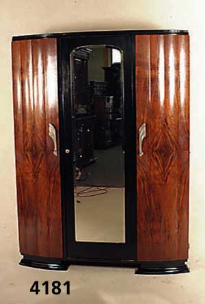 ArtDeco-Schrank, Frankreich, um 1920, kau- kasischer Nußbaum gespiegelt furniert, einige Elemente schwarz abgesetzt, rund geschwungene ...