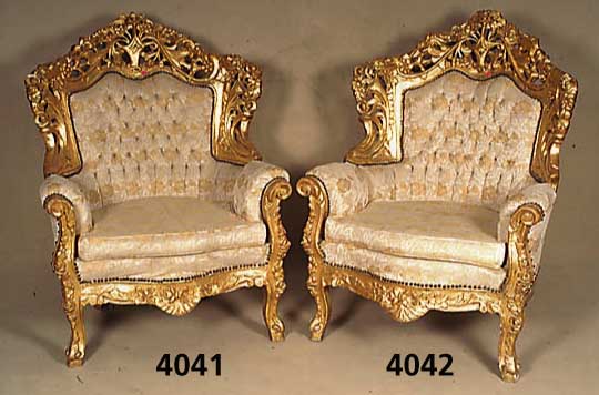 Sessel, Italien, 60er/70er Jahre, Buche massiv, geschnitzt und gestuckt, goldfarben, Seiten und RÜcken geschwungen, mit reicher asymetrischer ...