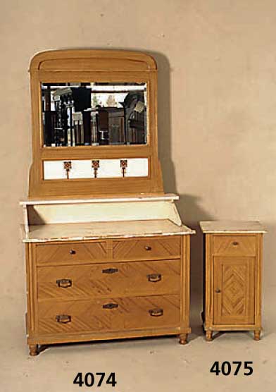 Kommode mit Spiegelaufsatz, deutsch, um 1900/ 05, Jugendstil mit klassizistischem Einfluß, Weichholz, Biermalerei in Nußbaumstruktur, Spiegel ...