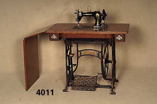 NÄhmaschine, deutsch, Hersteller Phoenix, Rundschiff Maschine, Gestell Gußeisen, funktionsfÄhig, versenkbar, durch Abdeckplatte auch als ...