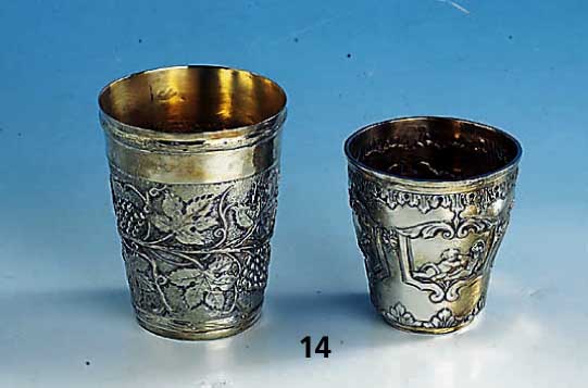 Konvolut 2 Becher, 800er Silber, nach altem Vorbild, innenvergoldet, 1 x mit umlaufendem Weinlaub- und Weintrauben- dekor, 1 x mit umlaufenden ...