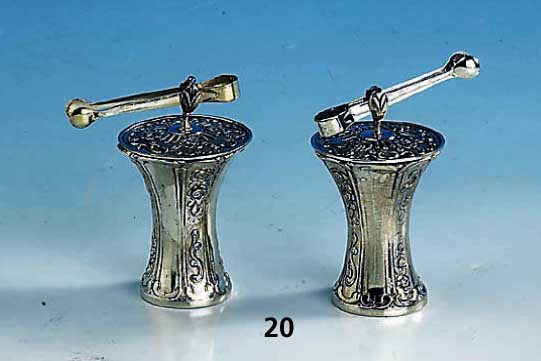 SalzschÄlchenpaar, deutsch, 800er Silber, ausgefallene Form, mit Deckel, kl. LÖffelchen anbei, H ca. 7 cm