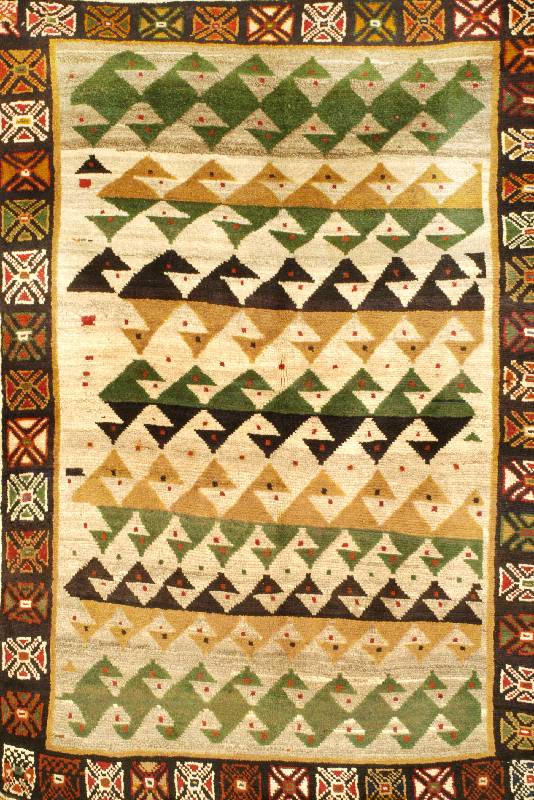 Gabbeh, Persien, ca. 30 Jahre, Wolle auf Wolle, ca. 190 x 130 cm, Schätzwert: 790.- EURO. Ehz: 2-3, ein sehr ausgefallenes Gabbeh Motiv.