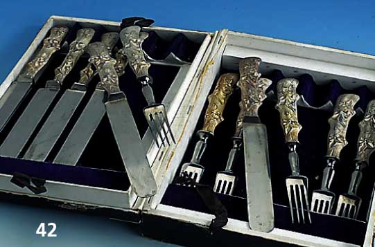 Besteck fÜr 6 Personen, um 1830/40, Griffe Silber gefÜllt, Gebr.-Teile Metall, Gebr.-Spuren, plastischer BlÄtterdekor mit Rindengravur, im Etui