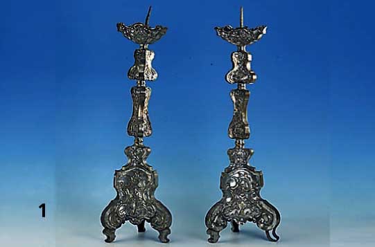 Kerzenleuchterpaar, Italien um 1770/80, Messing versilbert, berieben, asymm. Anord., in Kartuschen: BlÜten und BlÄtter, ein Fuß ersetzt, ...