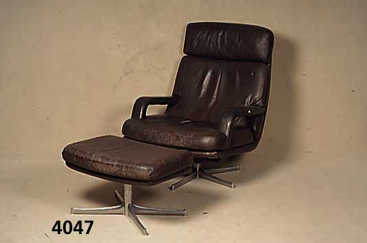 Fernsehsessel mit Hocker, deutsch um 1960/64 ,Gestell Metall verchromt, SÄule mit 4 Aus- lÄufern, Lederberzug original, bezeichnet Collection ...