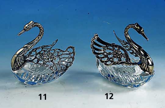 Bonbonniere in Form eines Schwanes, deutsch, 835er Silber, Kristallglas ge- schliffen und geschnitten, FlÜgel bewegl., H ca. 14 cm
