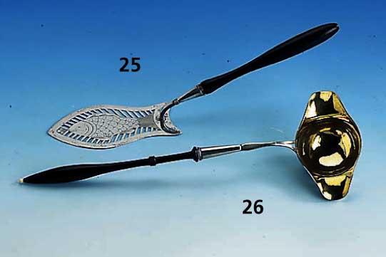 Fischheber, sÜddeutsch um 1835/45, 12-lÖtig, Meistermarke CG im Apfel, Tremoulierstich, graviert, Griff Holz ge- schwÄrzt, L. ca. 35 cm