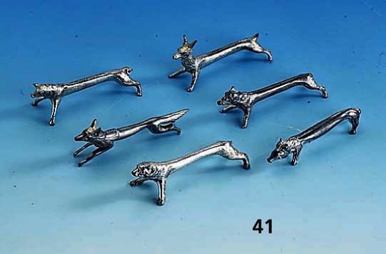 6 MesserbÄnkchen, Metall versilbert, vollplastische Tierdarstellung: Hunde, Wildschwein, Fuchs, etc., L. ca. 8.5 cm, berieben