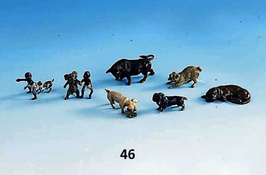 Konvolut 7 Wiener Bronzen, um 1900, best. aus: Schwein mit Kleeblatt, 2 Hunde (1 x besch.), 2 Negerjungen mit Elefant bzw. Hund, 1 Stier, 1 ...