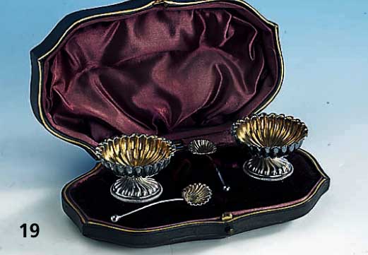 SalzschÄlchenpaar mit LÖffeln im Orig.- Etui. England, Sheffield um 1902/03, 925er Silber, Rillendekor, sammelw.