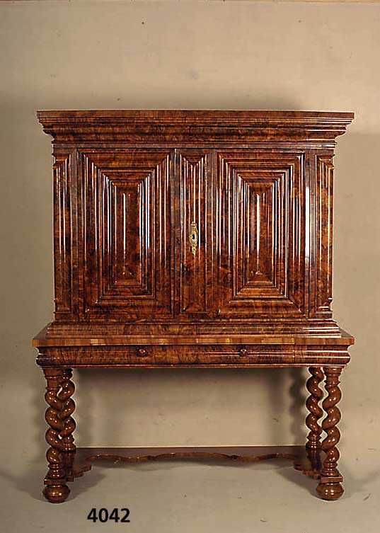 Stollenschrank, deutsch/Frankfurt, um 1700, Korpus Weichholz, auf Rahmen gearbeitet, Wurzelnußfurnier, quer verlegt, TÜren 7-fach geschweift und ...