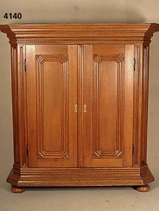 Schrank, Hessen, um 1780, Korpus Weichholz, Eiche massiv, auf Rahmen gearbeitet, auf KugelfÜßen, Fußleiste geschweift und gekehlt, schÖne ...