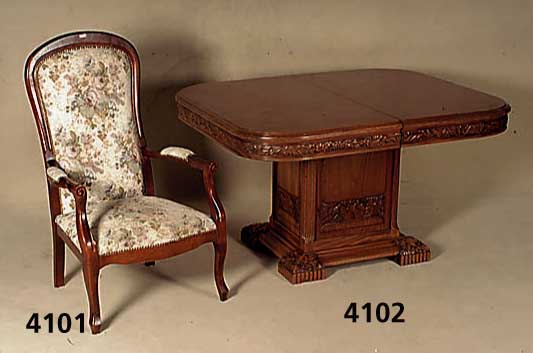 Ausziehtisch, Frankreich, um 1910, ArtDeco, Nußbaum massiv, schÖner kastenfÖrmiger Fuß mit Flachschnitzereien aus dem Vollholz, Zarge leicht ...
