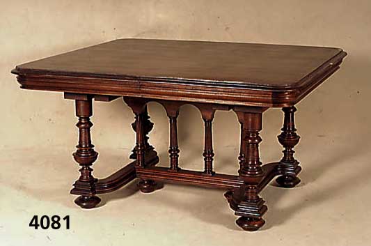 Tisch, Frankreich, um 1870, Henry Deux, Nußbaum massiv, Nußbaumfurnier, mit reichen Drechselarbeiten, Untergestell auf KugelfÜßen, ...