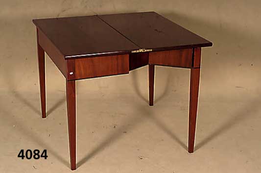 Spieltisch, deutsch, um 1810, Biedermeier, Mahagoni massiv, mit Schellack poliert, ca. 69x86x86 cm