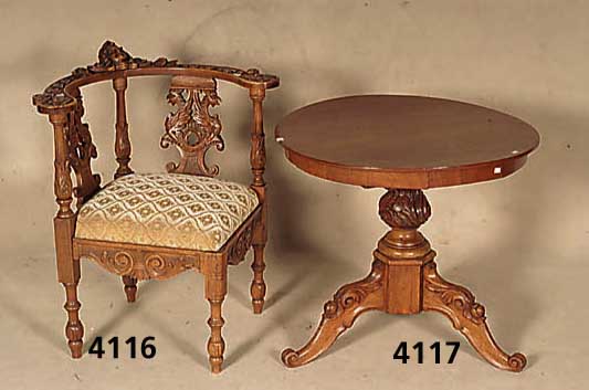 Eckstuhl, deutsch, um 1870, Nußbaum massiv, reiche Drechselarbeit, Zarge in sich leicht geschwungen, Balusterbeine, Schnitzerei aus dem Vollholz, ...