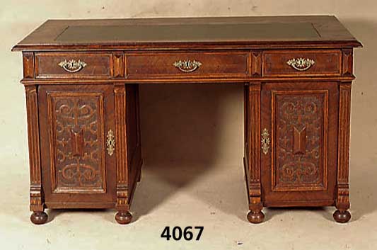 Schreibtisch, deutsch, um 1880/90, Korpus Weichholz/Hartholz, Eichefurnier, z.T. ge- spiegelt verlegt, eklektizistisch, zum großen Teil auf ...