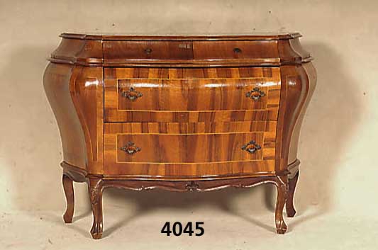 Kommode, Italien, um 1960, Barockstil, Kor- pus Weichholz, Nußbaum- und Obstholzfurnier, seitlich und vorne geschwungen, FÜße elegant gebogen, ...