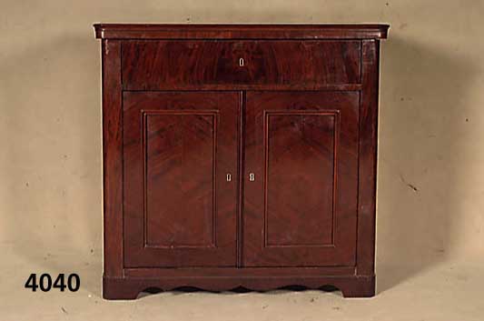 Halbschrank, deutsch, um 1880, Korpus Weich- holz, Mahagoni massiv, Mahagonifurnier, Inlets mit gespiegeltem Mahagonifurnier, poliert und lackiert, ...
