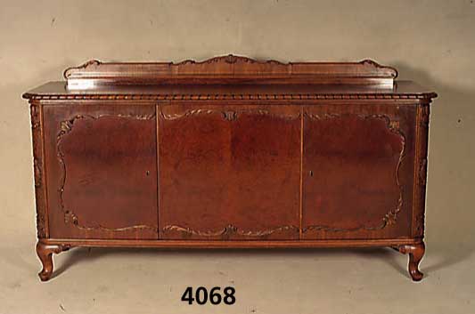 Anrichte, deutsch, um 1920, Queen-Anne-Stil, Korpus Weichholz, Nußbaumfurnier, DackelfÜße, Plattenabschluß gerieft, praktisches MÖbel, ca. ...