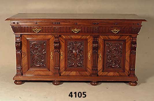 Große Anrichte, deutsch, um 1880, GrÜnder- zeit, Korpus Weichholz, Nußbaumfurnier, ge- bogene Schubladen, seitlich kassettiert, TÜr- ...