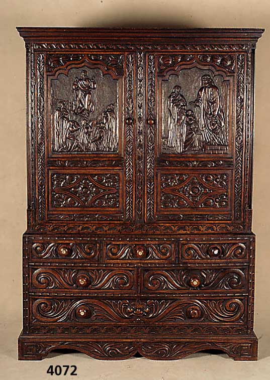 Kabinettschrank, England, um 1800, Eiche massiv, RÜckwand Weichholz massiv, auf Rahmen gearbeitet, Front Schnitzereien aus dem Voll- holz, ...