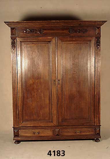Dielenschrank Flandern, um 1880, Eiche massiv , zwei TÜren und Schubladen, seitlich 3-fach gerieft, am Oberteil Dekorationsschnitzereien, ...