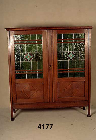 WÄsche- bzw. Vielzweckschrank, deutsch, um 1905, Korpus Eiche massiv, Eichefurnier, auf Rahmen gearbeitet, original Einlegebretter, Front ...