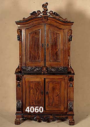 Apothekerschrank, deutsch/Berlin, um 1860, Weichholz gefaßt, in original Farbe, mit reicher, z.T. vollplastischer Schnitzerei, geschwungener ...