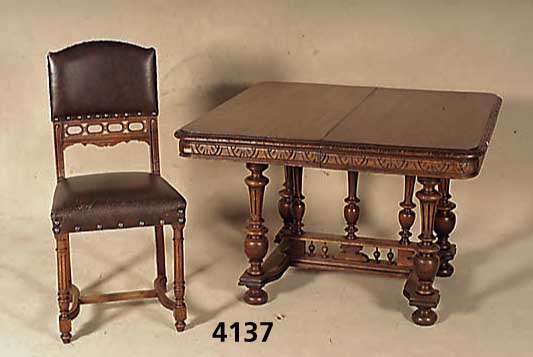 Tisch und 4 StÜhle, Frankreich, um 1880, bretonisch, aus massivem Kastanienholz, Tisch- fÜße mit reicher Drechselarbeit, Platte mit breiter ...