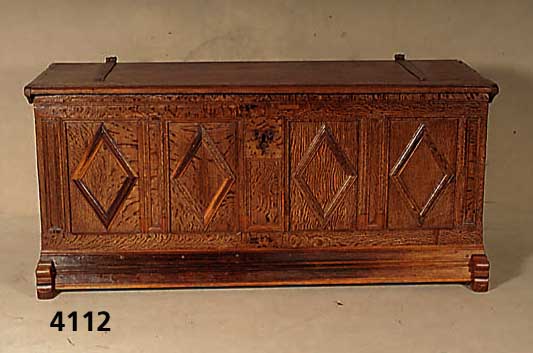 Stollentruhe, norddeutsch, um 1780/90, Eiche massiv, Front mit karofÖrmigen FÜllungen, Schloß fehlt, guter Zustand, ohne SchlÜssel, ca. ...