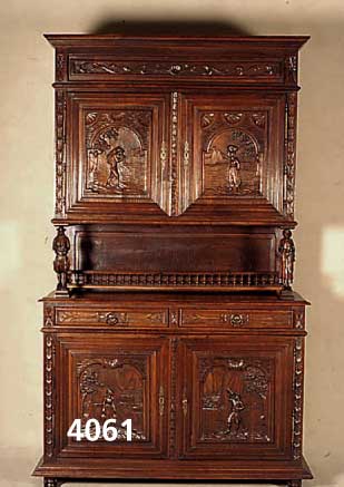 Aufsatzbuffet, Frankreich, um 1880, Kasta- nienholz massiv, TÜrfÜllungen im Unterteil mit Schnitzerei aus dem Vollholz, Oberteil wird getragen ...
