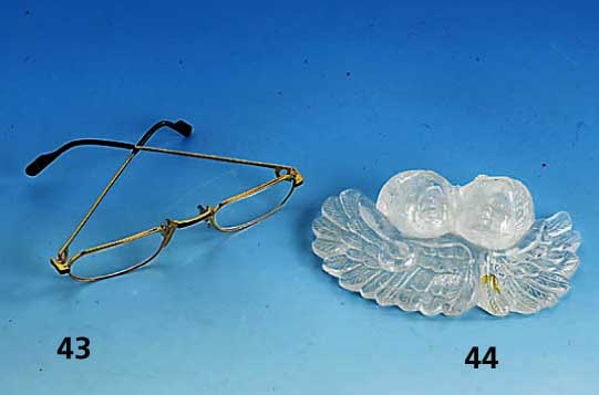 CARTIER-Lesebrille, Serie Demi-Lune, Dekor: Laque bordeaux, Metall vergoldet, Tragespuren, ehem. unverb. Preisempf. lt. Einl. ca. DM 1200.-
