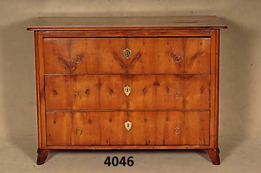 Dekorative Kommode, deutsch, um 1860/70, Korpus Kirschholz massiv, drei SchÜbe Kirsch- holzfurnier, seitlich Reparaturstellen, BeschlÄge ...