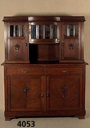 Aufsatzbuffet, deutsch, um 1910, Front auf Rahmen gearbeitet, Korpus Weichholz, Eiche- furnier, z.T. gespiegelt verlegt, aufgesetzte Schnitzereien ...