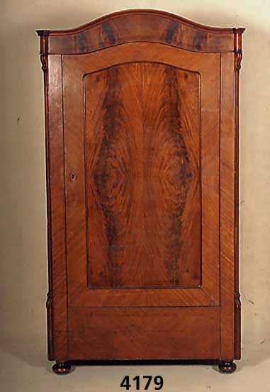 WÄsche- bzw. Kleiderschrank, mitteldeutsch, um 1870/80, Front auf Rahmen gearbeitet, Giebel geschwungen, abgeschrÄgte Ecken, aufge- setzte ...