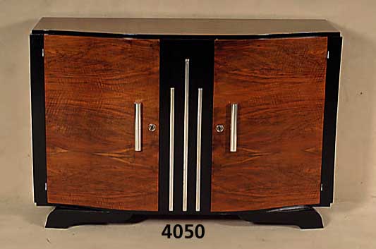ArtDeco-Sideboard, Frankreich, um 1920, in kaukasisch Nußbaum gespiegelt furniert, z.T. schwarz abgesetzt, große ChrombeschlÄge sowie ...