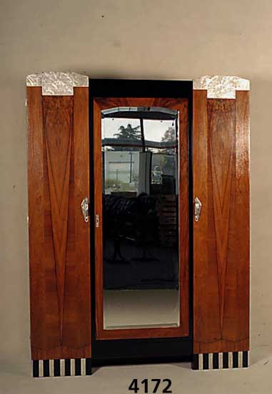ArtDeco-Schrank, Frankreich, um 1920, kaukasischer Nußbaum aufwendig in geometrische Einlegearbeit furniert, zum Teil schwarz ab- gesetzt, ...
