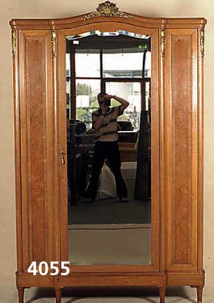 Kleiderschrank, Frankreich, um 1910, Eiche und Wurzelnußfurnier, auf Rahmen gearbeitet, Kopfteil geschwungen, mit filigran gegossenen ...