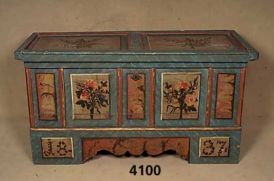 Truhe, sÜddeutsch, mit Jahreszahl 1837, Weichholz, bunt gefaßt mit aufwendiger Blumen- malerei, original Schloß, dieses defekt, ohne SchlÜssel, ...