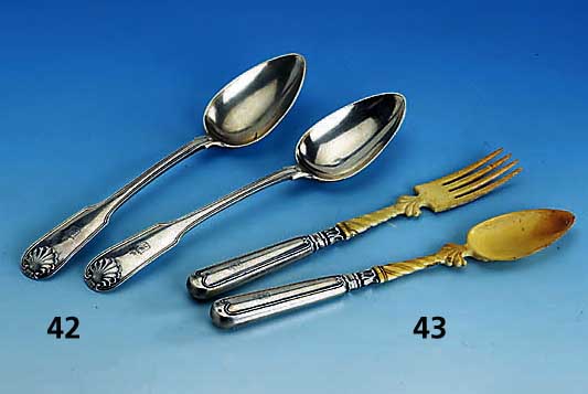 Salatbesteck, wohl Norddeutsch um 1835-40, graviertes Adelswappen, aufsteigender LÖwe bzw. DreiviertellÖwe, Arbeitsteile Bein, Muscheldekor und ...