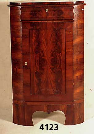Eckschrank, norddeutsch, um 1850/60, Korpus Weichholz, Pyramidenmahagonifurnier, z.T. ge- spiegelt bzw. doppelt gespiegelt, z.T. auf Rahmen ...