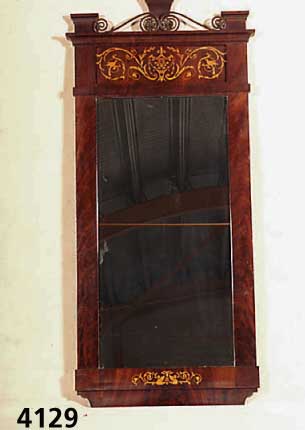 Empirespiegel, sÜddeutsch, um 1820/30, Pyramidenmahagoni von ausgesuchter QualitÄt, z.T. gespiegelt, Intarsien im frÜhpompejiani- schem Stil in ...